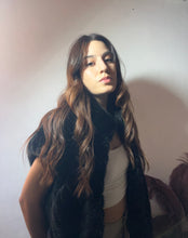 Carica l'immagine nel visualizzatore di Gallery, Pellicciotto nero smanicato 🧸
