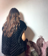 Carica l'immagine nel visualizzatore di Gallery, Pellicciotto nero smanicato 🧸

