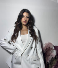 Carica l'immagine nel visualizzatore di Gallery, Giacca bianca con dettagli gioiello 🤍
