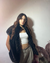 Carica l'immagine nel visualizzatore di Gallery, Pellicciotto nero smanicato 🧸
