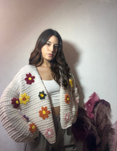 Carica l'immagine nel visualizzatore di Gallery, Cardigan con fiori ricamati🌸
