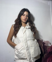 Carica l'immagine nel visualizzatore di Gallery, Piumino panna smanicato 🤍
