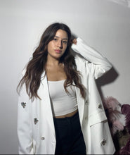 Carica l'immagine nel visualizzatore di Gallery, Giacca bianca con dettagli gioiello 🤍
