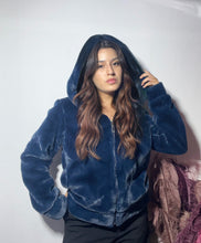 Carica l'immagine nel visualizzatore di Gallery, Pellicciotto blu 💙
