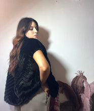 Carica l'immagine nel visualizzatore di Gallery, Pellicciotto nero smanicato 🧸
