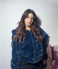 Carica l'immagine nel visualizzatore di Gallery, Pellicciotto blu 💙

