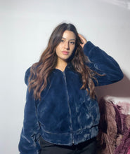 Carica l'immagine nel visualizzatore di Gallery, Pellicciotto blu 💙
